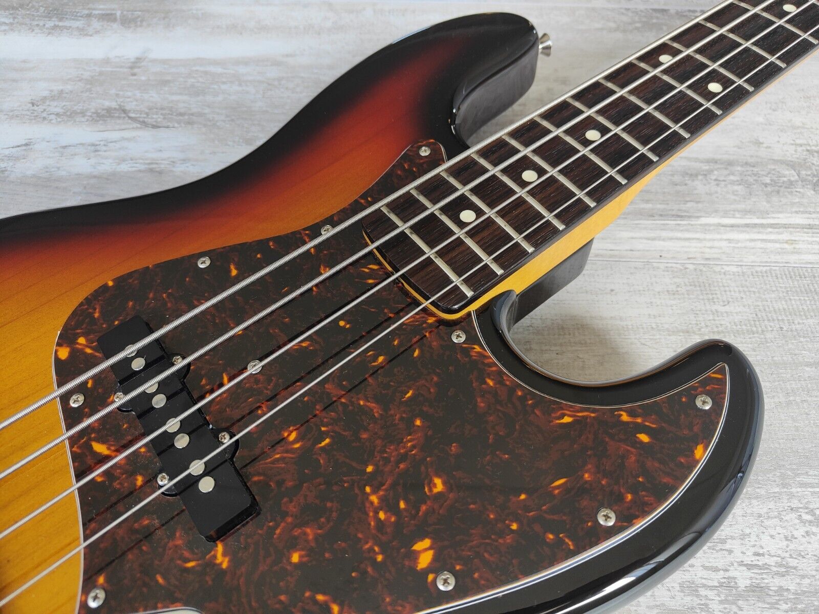 2012 Fender Japan '62 Reissue Medium Scale Jazz Bass (Sunburst)