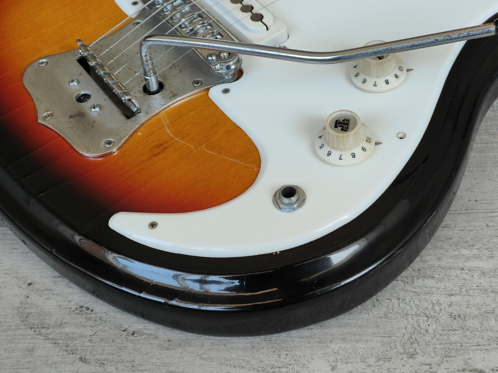 1960's Guyatone Japan LG-150T Vintage Guitar (Sunburst)