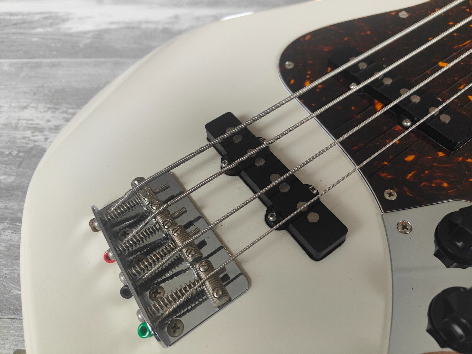 2010 Cool Z (Fujigen) Medium Scale Jazz Bass (Olympic White)