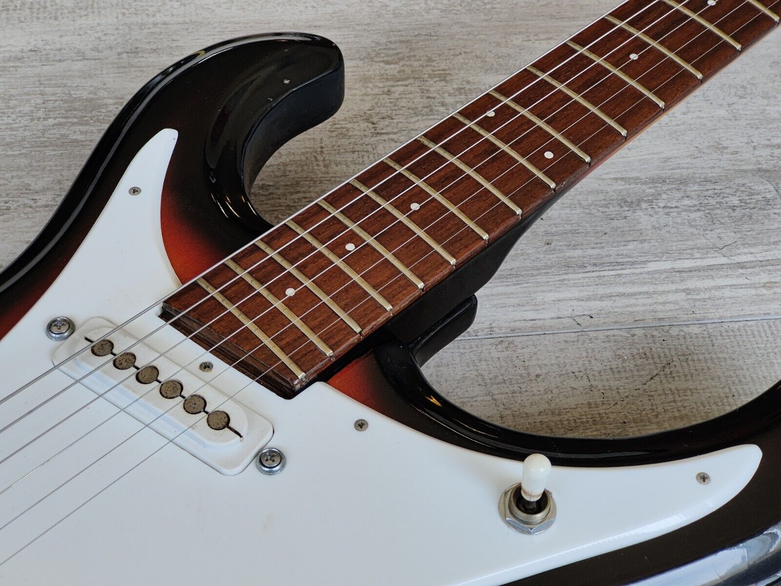 1960's Guyatone Japan LG-150T Vintage Guitar (Sunburst)